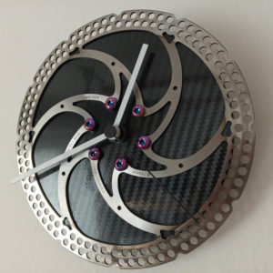 hodiny-z-brzdoveho-kotuca-blele-rucicky-carbon-black