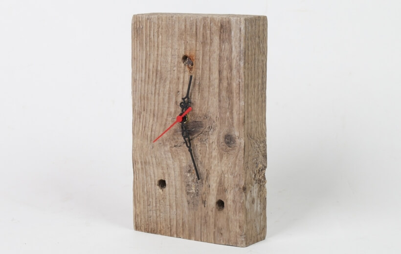 dizajnové hodiny z dreva